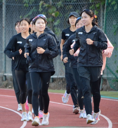 全日本大学女子駅伝に向けて練習する主将の小林成美（手前左）ら名城大の選手＝名古屋市で