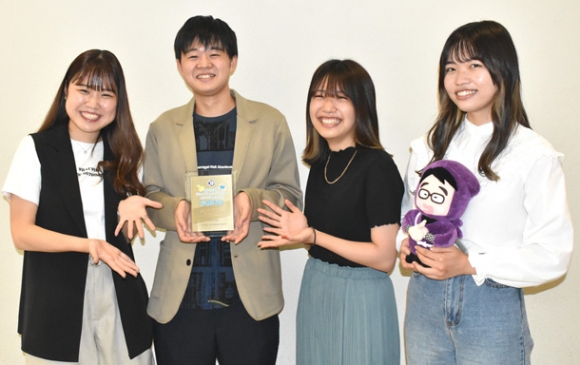 最優秀賞の盾を手に笑顔を見せる（左から）野田さん、岡田さん、青柳さん、能見さん＝名古屋市昭和区の中京大で