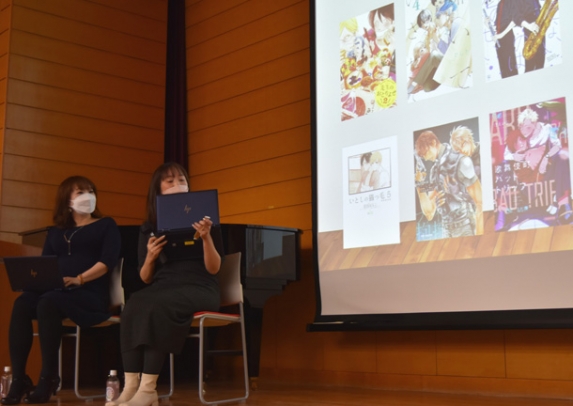 ＢＬ漫画の変遷や愛される理由を紹介する入江さん（左）と三好さん＝豊明市の名古屋短大で