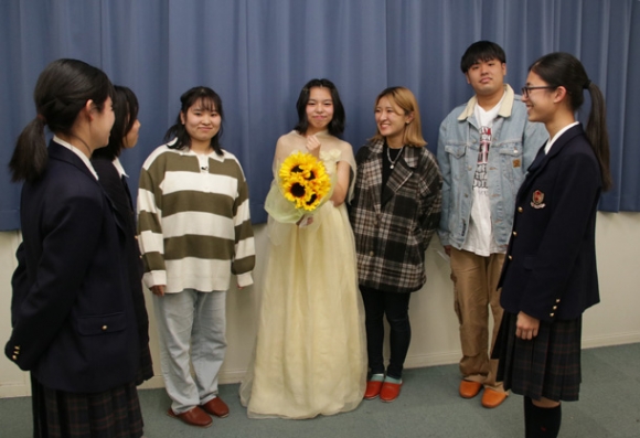 ヒマワリの花で染めたドレスを作った学生ら＝安城市の安城学園高で