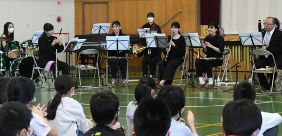 子どもたちに演奏を披露する名古屋芸術大の学生ら＝西区の稲生小で
