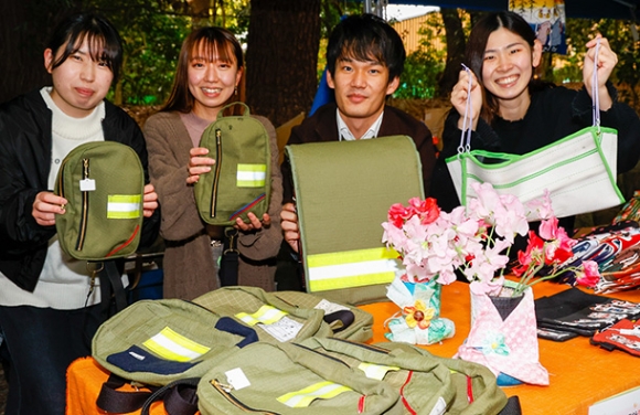 元は消防用品だった商品を売る学生たち＝名古屋市熱田区の熱田神宮で