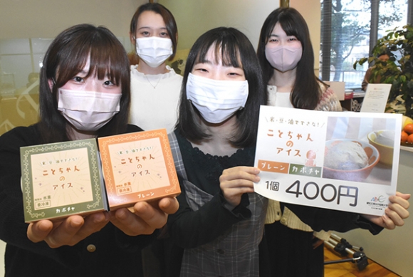 パッケージデザインなどに関わった谷渕さん（手前左）ら＝稲沢市の愛知文教女子短大で