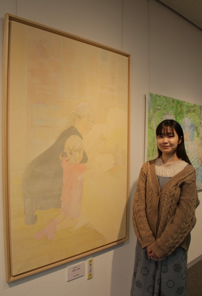 グランプリに輝いた大竹さんと受賞作「あなたの唄」＝名古屋・栄の愛知芸術文化センターで