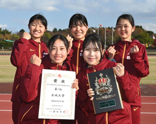 優勝し、笑顔で記念写真に納まる名城大の選手たち＝愛知・半田運動公園陸上競技場で