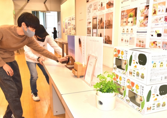 県内大学、専門学校の産学官連携デザインプロジェクト事例を紹介した展示＝名古屋・栄の国際デザインセンターで