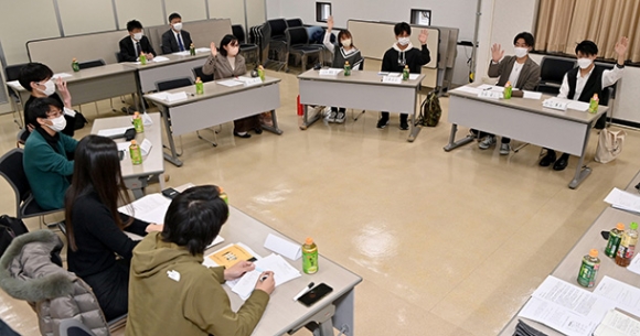 新聞について意見を交わす名古屋学院大の学生や中日新聞記者ら＝中日新聞社で