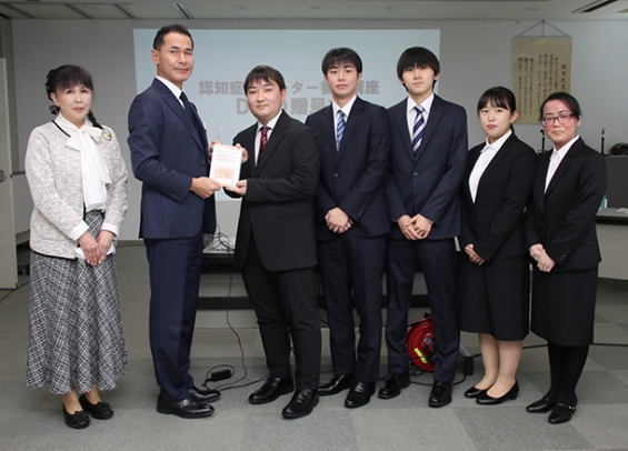 尾関市長（左から２人目）にＤＶＤを手渡す学生ら＝関市役所で