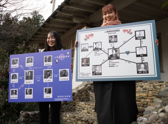 福沢桃介に関するパネルを作った山崎さん（右）と村越さん＝南木曽町の福沢桃介記念館で