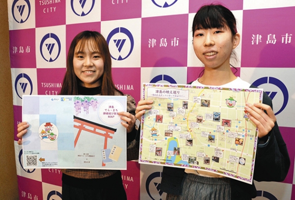 街並みを楽しむ散策マップを作った伊藤さん（左）と長谷川さん＝津島市役所で