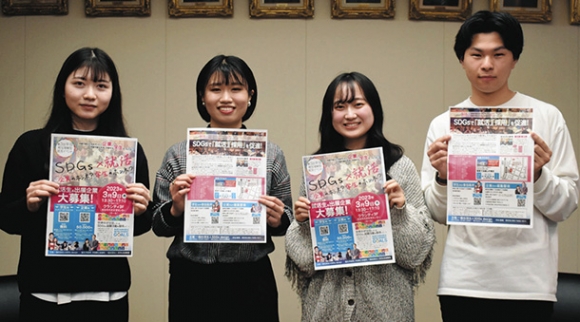 就活イベントをＰＲする日本福祉大の学生たち＝半田市役所で