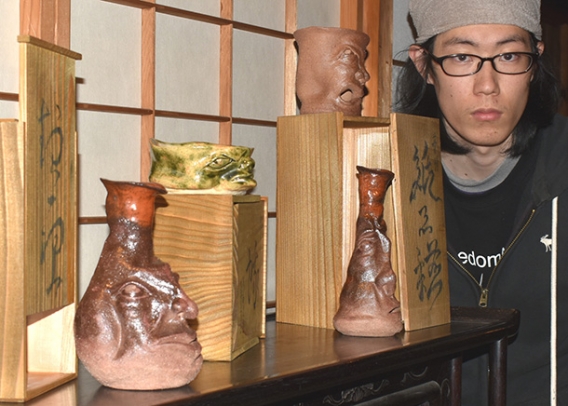 「顔のついた器」と題した作品を展示した山口さん＝千種区堀割町１の為三郎記念館で