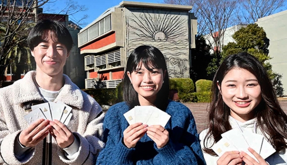タッチャレを開発した（左から）市川雄大さん、田中なつ子さん、中山絵理加さん＝名古屋市昭和区の南山大で