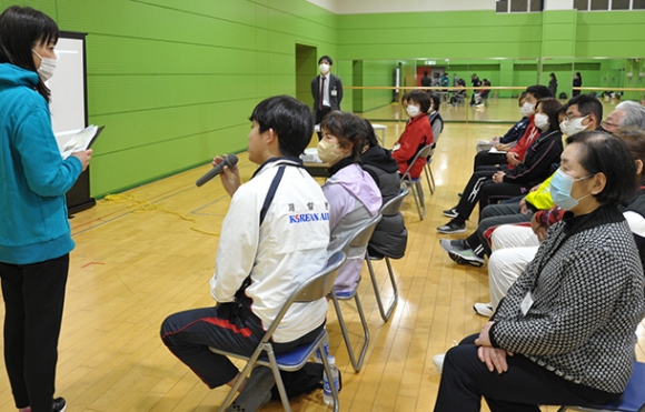 日韓の健康づくりについて意見交換する参加者たち＝大府市横根町の至学館大で