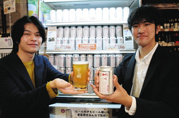開発に携わったビールをＰＲする尾関太朗さん（右）と杉田一将さん＝名古屋市で