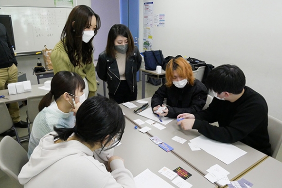 選挙の大切さを学ぶカードゲームに取り組む中京大の学生たち＝名古屋市昭和区の同大名古屋キャンパスで