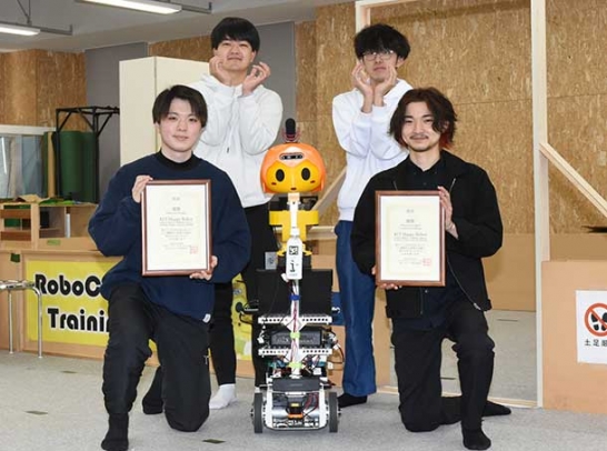 生活支援ロボットの技術を競う全国大会で７年ぶりの優勝を果たしたリーダーの金沢祐典さん（前列左）ら＝野々市市扇が丘で