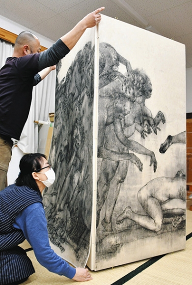 新しく仕立てた屛風に「幽霊」の絵を貼っていく職員ら＝愛知県長久手市の県立芸術大で