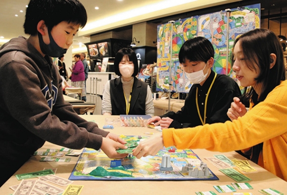 協力しながら「Ｂｅｙｏｎｄ　ＳＤＧｓ人生ゲーム」を進める参加者たち＝金沢市堀川新町で