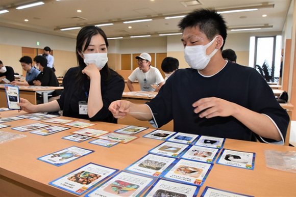 海洋ごみを減らすための行動を記したカードを選ぶ参加者＝名古屋市天白区の名城大天白キャンパスで
