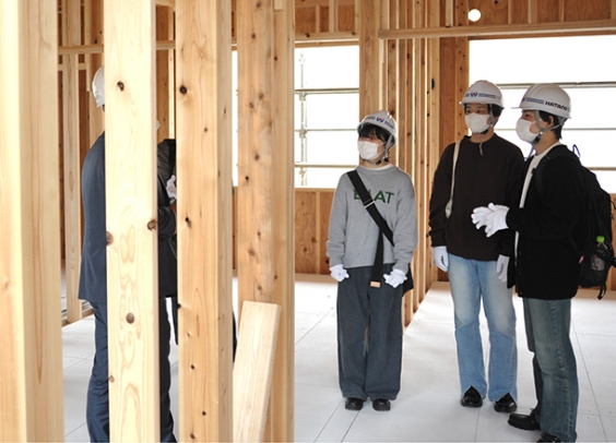 建築中の施設を見学する学生たち＝東浦町緒川で