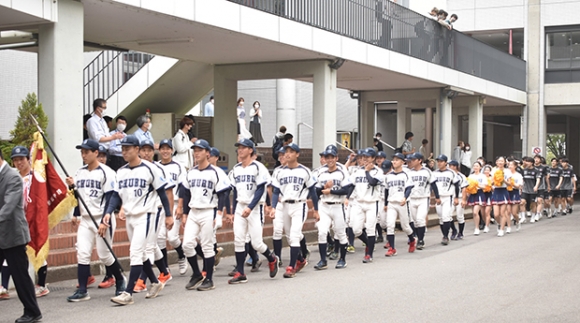 春季リーグで優勝した硬式野球部とハンドボール部の選手ら＝春日井市松本町の中部大で