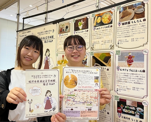 美術館周辺マップを作った井森さん（右）と水谷さん＝稲沢市の愛知文教女子短大で