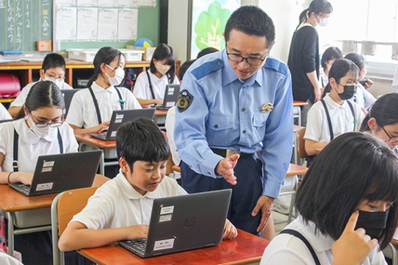 サイバーセキュリティーを楽しく学べるゲームに取り組む小学生たち＝金沢市三馬小で