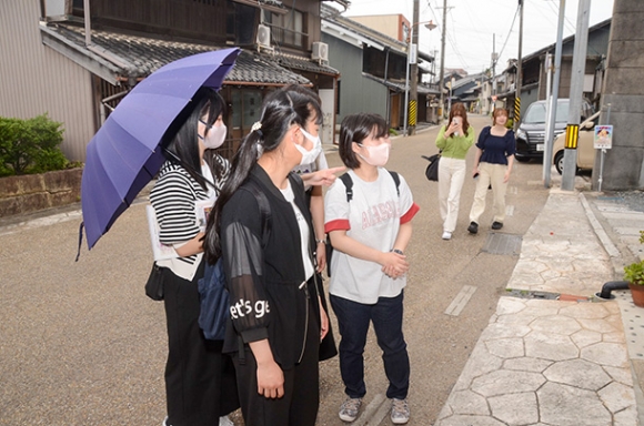 撮影ポイントを探す大学生ら＝津島市本町で