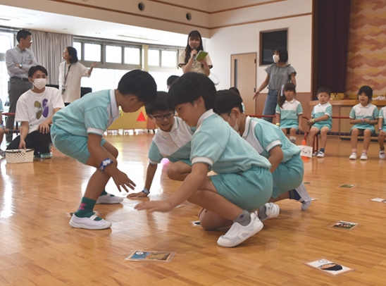 白熱した戦いを繰り広げる園児たち＝日進市藤枝町のはくさん幼稚園で