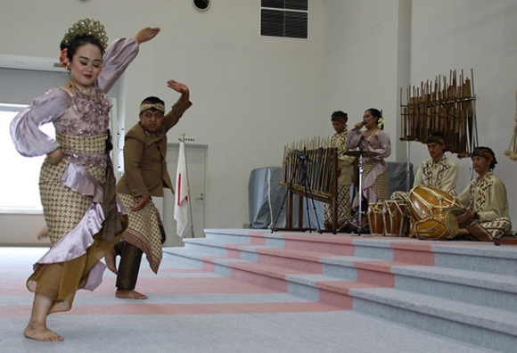 アンクルンの演奏に合わせて伝統舞踊「ジャイポンダンス」を披露するインドネシア教育大の学生ら＝関市桐ケ丘の中部学院大関キャンパスで