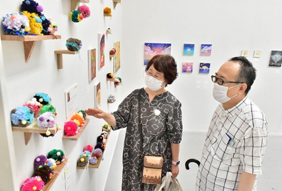 若い感性があふれる３大学の学生、ＯＢらの美術作品が並ぶ展示＝名古屋市東区大幸南１の市民ギャラリー矢田で