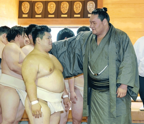 朝日大の相撲部員に話しかける横綱照ノ富士＝岐阜県瑞穂市で