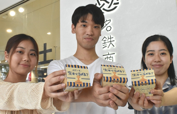 新商品を考案した（左から）平岡さん、三浦さん、冨本さん＝名駅の名鉄百貨店本店メンズ館１階「名鉄商店」で