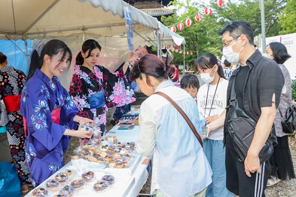 祭り用に開発したドーナツを販売する学生ら＝昭和区の八事山興正寺で