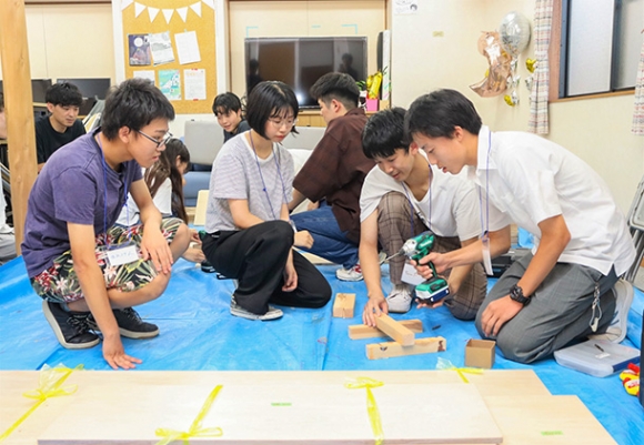 大学生と共に本棚作りに挑戦する中高生たち＝金沢市泉野町の「ユースセンター金沢　ジュウバコ」で