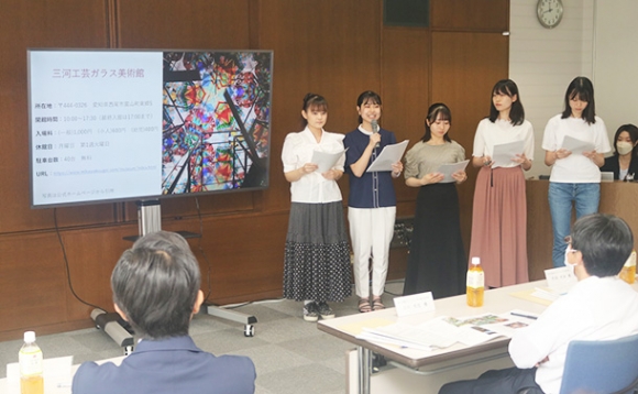 日本文化体験などをテーマにした企画を発表する椙山女学園大のチーム＝名古屋市昭和区で