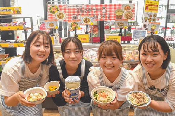 調理後の完成品を手に、食材キットを紹介する学生ら＝清須市のマックスバリュ清須春日店で