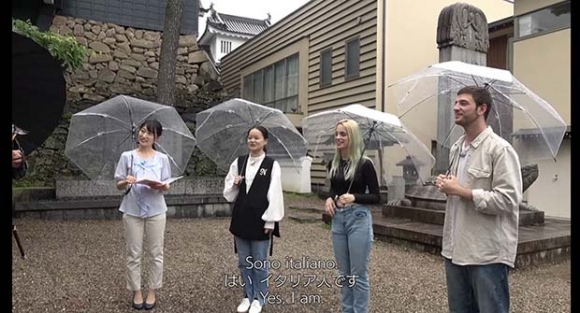 学生らが岡崎公園を散策する動画の一場面＝ユーチューブから