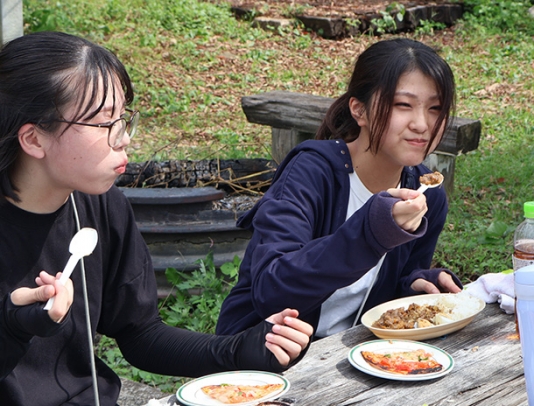 シカ肉のキーマカレーを味わう学生たち＝池田町宮地で