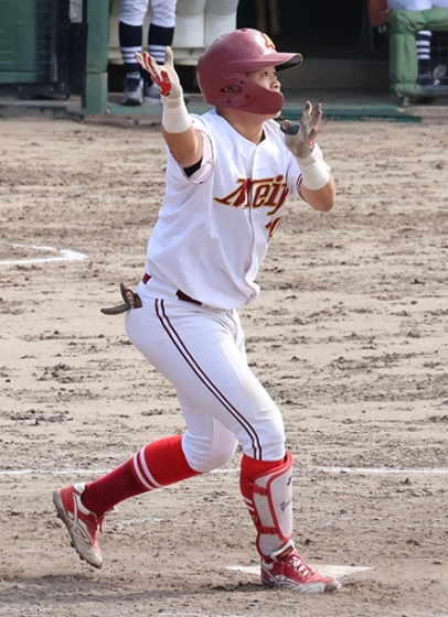 ３回２死満塁から逆転の満塁弾を放つ名城大の伊藤雄紀内野手