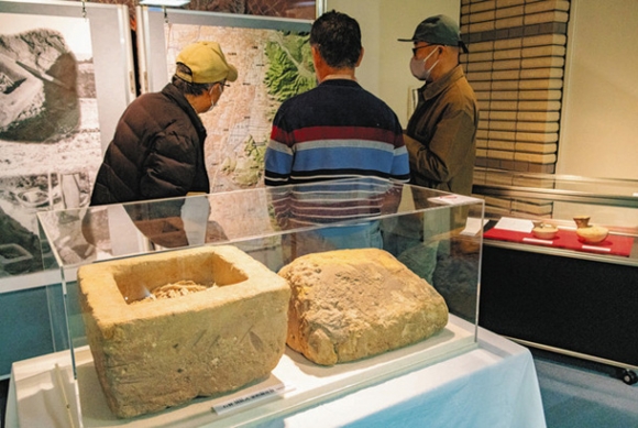蓮池古墳群で見つかった石櫃などを展示している会場＝犬山市の名古屋経済大図書館で