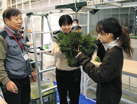 杉玉作りに挑戦する学生たち＝北区の名古屋造形大で
