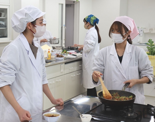 旬の地元野菜やみそを使った創作料理を作る学生たち＝岡崎市舳越町の愛知学泉短大で