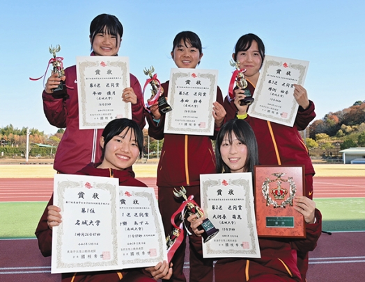 ５人とも区間賞を獲得して優勝し、笑顔を見せる名城大の選手たち