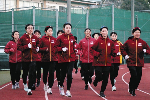 全日本大学女子選抜駅伝に向けて練習する名城大の選手たち＝名古屋市天白区で