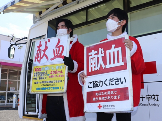 献血への協力を呼びかける渡辺さん（右）と庄山さん＝松阪市川井町で