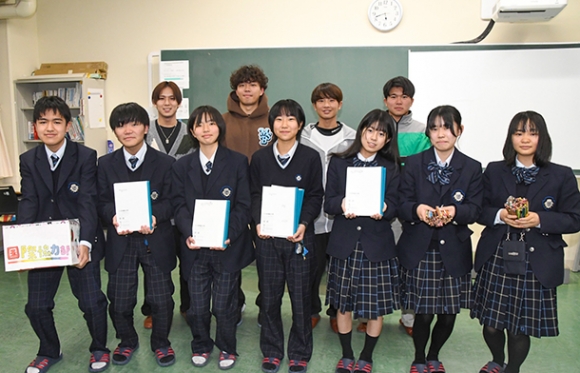 大学生（後列）に物資を託した国際協力部の生徒ら＝美浜町の日本福祉大付属高で