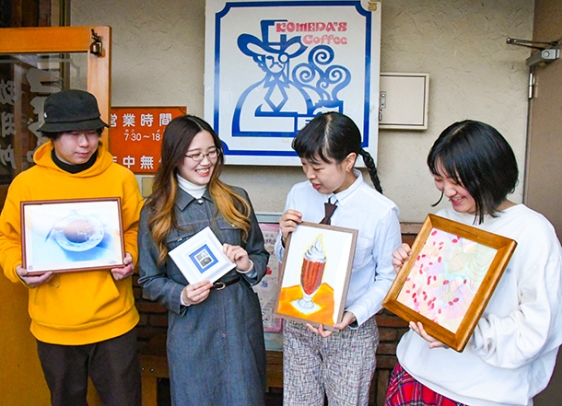 思い思いの作品を手に「いろいろな人に見てほしい」と語る名古屋造形大の学生たち
