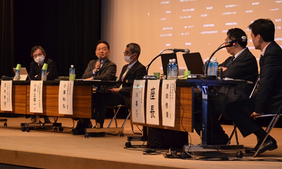 高齢者施設の防災対策を討論するパネリスト＝名古屋市千種区の吹上ホールで